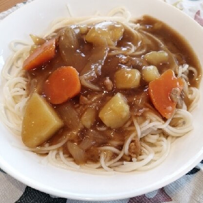 そうめんの細い麺にカレーがよく絡んでおいしいですね♪残りのカレーが醤油やみりんのおかげで味わいが変わって楽しめました！